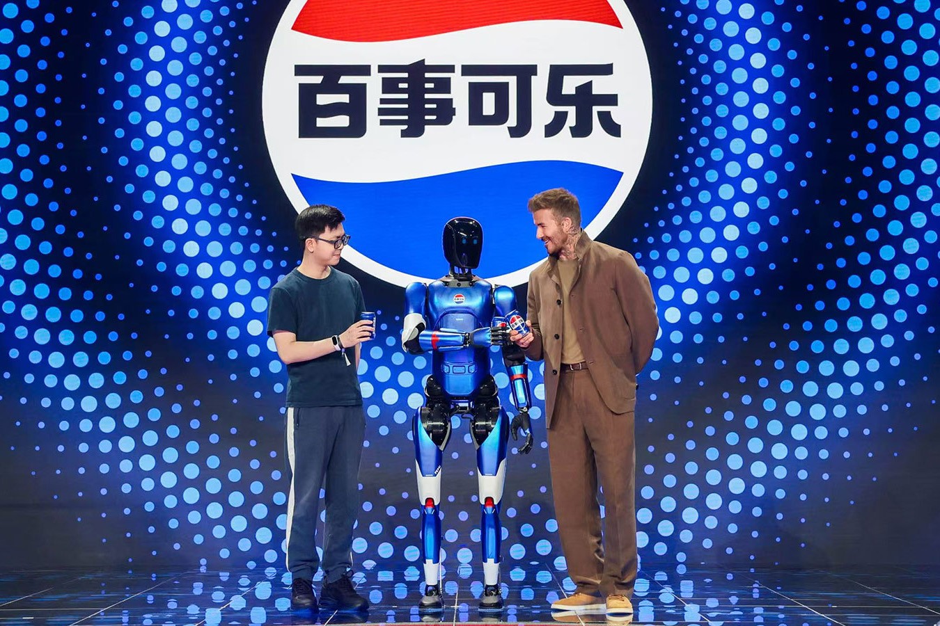 yth游艇会机器人携手百事中国共创“百事蓝宝” 共燃渴望新章